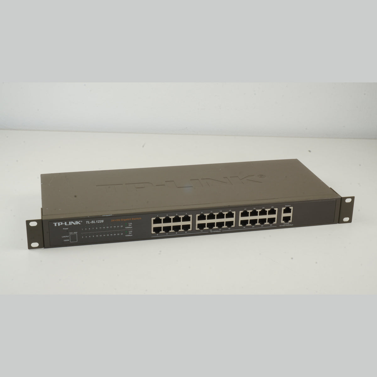 TP-Link TLSL1226 24-Port switch with 2xGigabit Ports
