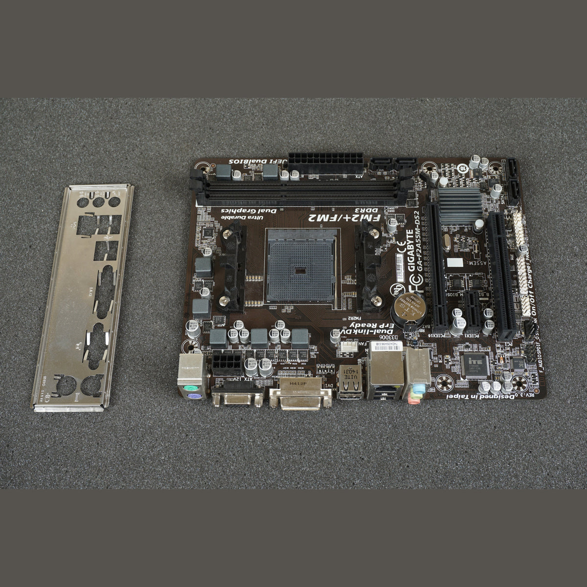 GA-F2A55M-DS2 Gigabyte Socket FM2+ Brown System Board