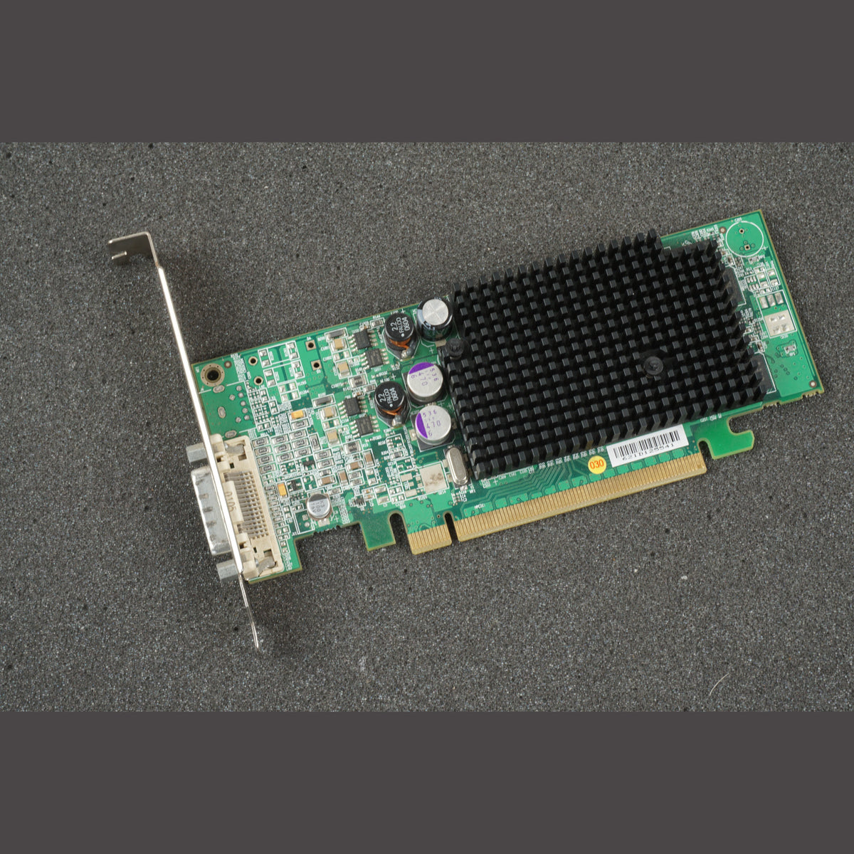 Dell F9595 0F9595 Radeon X600 PCIe Graphics Card DMs-59 without cable